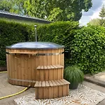 4 Persoons Boetiekchalet Met Hottub 木屋